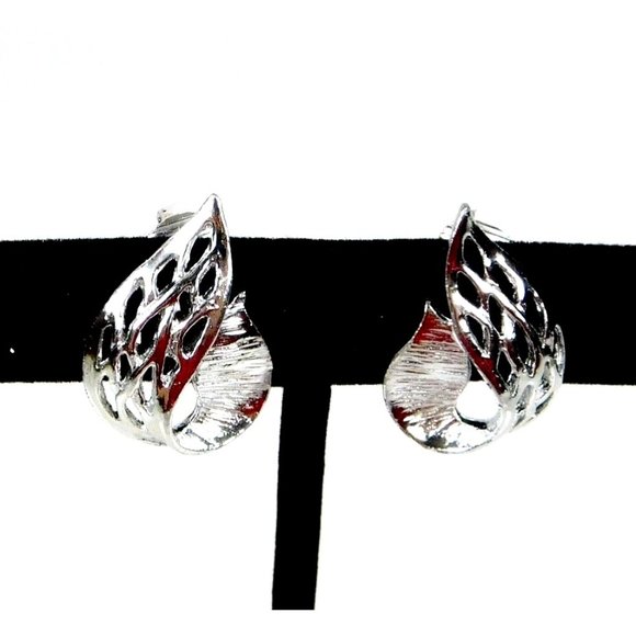 Vintage 70's CELEBRITY Open Work Curled Leaf Silver Tone Earrings Clip on - Picture 3 of 10